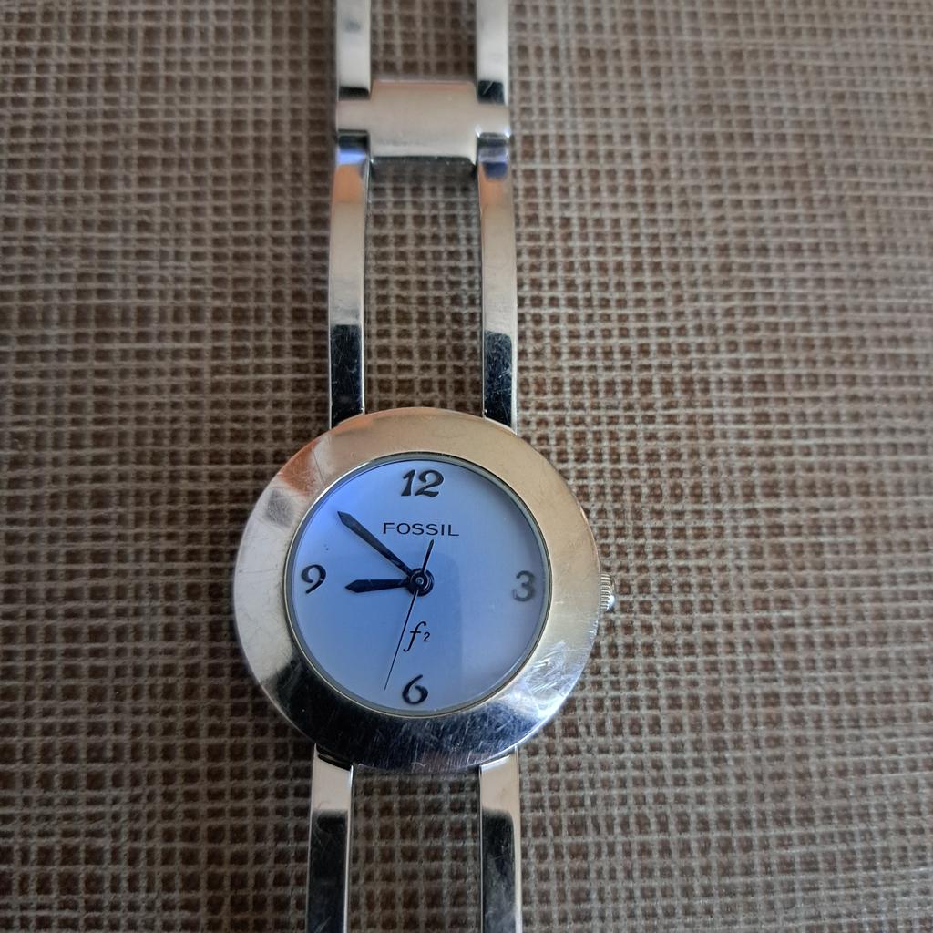 Damen Armband Uhr
Farbe Silber
Marke Fossil
Bandllänge 17 cm
Nichtraucherhaushalt
Leider ist die Batterie in der Zwischenzeit leer.
Gebraucht aber guter Zustand.
Leichte Gebrauchtsspurren vorhanden.
Versand möglich bei Kostenübernahme.