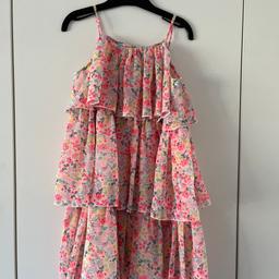 Zum Verkauf:
Ein tolles Sommerkleid/Chiffonkleid von H&M in dee Grösse 122.