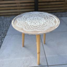 Great condition. 3-legged table with round top. 

Height - 45cm

Smoke free, clean home 🏡