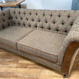 GAMEKEEPER SPRUCE HARRIS TWEED 2 SEATER SOFA WITH CERRATO COGNAC LEATHER TRIM - RRP: £1780
- Includes matching Harris Tweed substantial ‘Dog’ door draught excluder
- Priced to sell
- 100% genuine leather elements and stud details
- 100% wool fabric in Aberdeen Harris Tweed
- Hardwood legs with mahogany finish
- This product is made from natural leather hides. - Variations in colour, texture and markings are a characteristic in the leather, and not a fault in the product.
- Metal castors on legs with brass finish
- Includes removable padded seat cushions with cognac leather piping
- Cognac leather detail panel on arm ends
- Some very light wear, lovely condition, has just been in a bedroom occasional use - See photos
SIZES:
- 2 Seater Sofa 
- W: 186 cm
- D: 84cm 
- H: 77cm
- 132cm wide (actual seat)
- 46 cm (Seat height from floor)
- 77 cm ( Arm height from floor)
- 77 cm (Back height from floor)
Please ask for more photos if you would like more detail
DERBYSHIRE PICK UP