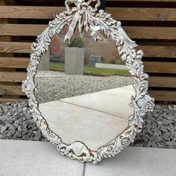 Lovely oval mirror.

H 50cm
W 40cm

Smoke free, clean home 🏡