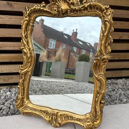 Beautiful, solid, heavy mirror. Some minor imperfections, as you would expect with a vintage item, but found easily be touched up with gold paint if desired.

H 55cm
W 35cm

Smoke free, clean home 🏡