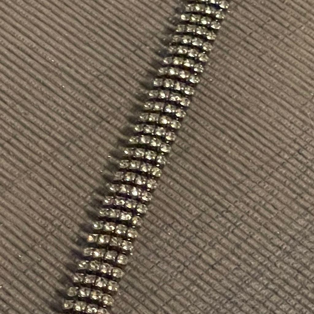 Schönes Armband Glitzer
Länge 18 cm

Abholung in Ebbs
Versand gegen Gebühr