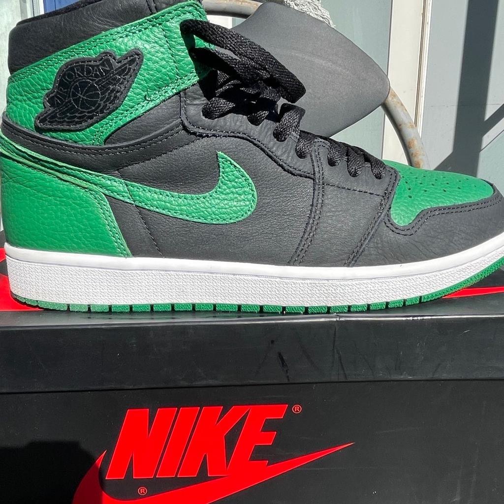 Nike Air jordan 1 og pine green size UK 9 Brand New.

Worn once

Still in mint condition

See pictures for reference

Please note item is listed on other listing website

Regards

%100 genuine or your money back