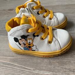 Disneys Schuhe weiß(Creme)/gelb mit Disneyaplikationen auf der Seite.
Gr.22

Leider löst sich auf einer Seite der Druck bereits ein kleines bisschen.