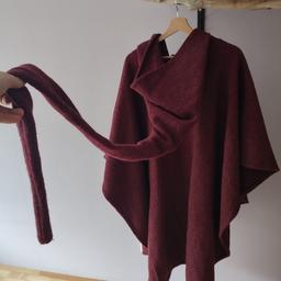 -ungetragener Wollmantel /Cape / Umhang
-lange Kaputze

Vor paar Jahren auf einem Mittelalterfest gekauft und nie getragen