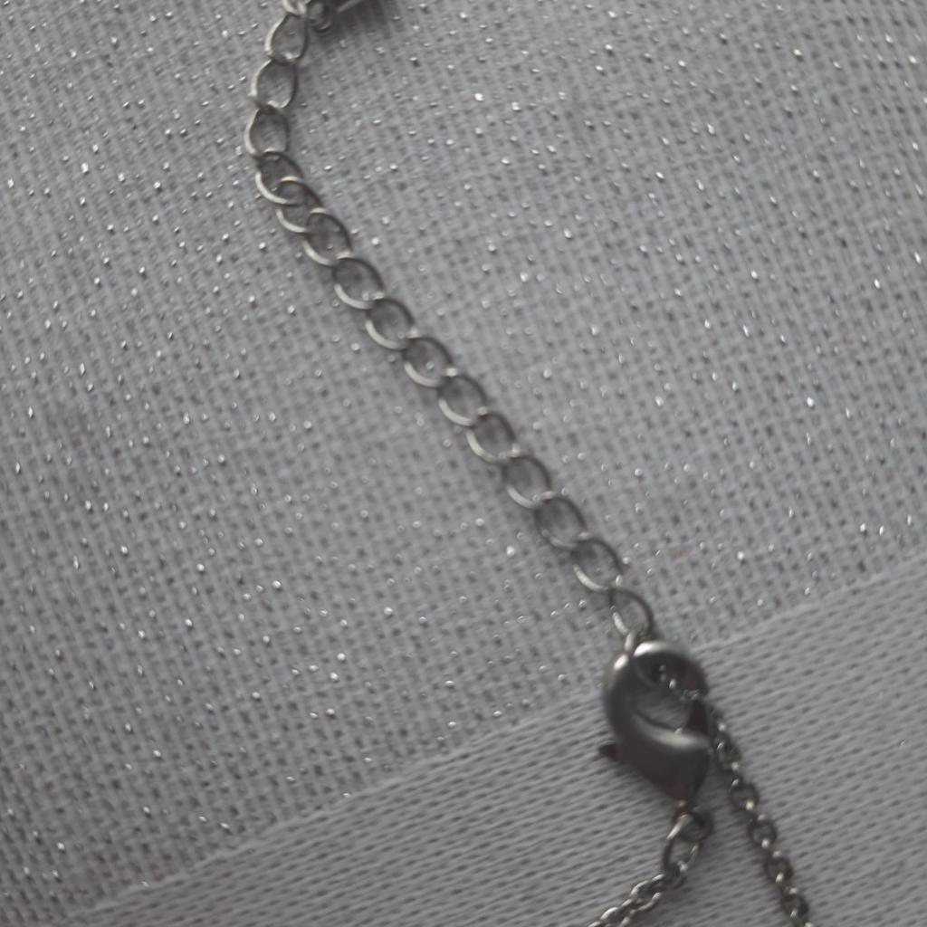 Verkaufe schöne Halskette mit einzelnen Teilen. Zeigt die Weltkarte. Neupreis 49.90
Claris Schmuck