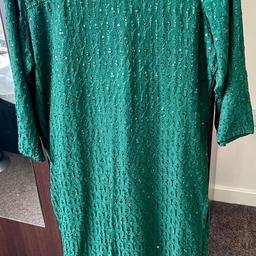 Womens unworn 3 piece kamiz set.
In bottled green colour with lovely sequins work all over with flared trousers and matching scarf.
Although label says size 42, this is definitely a medium size (38).

£20
