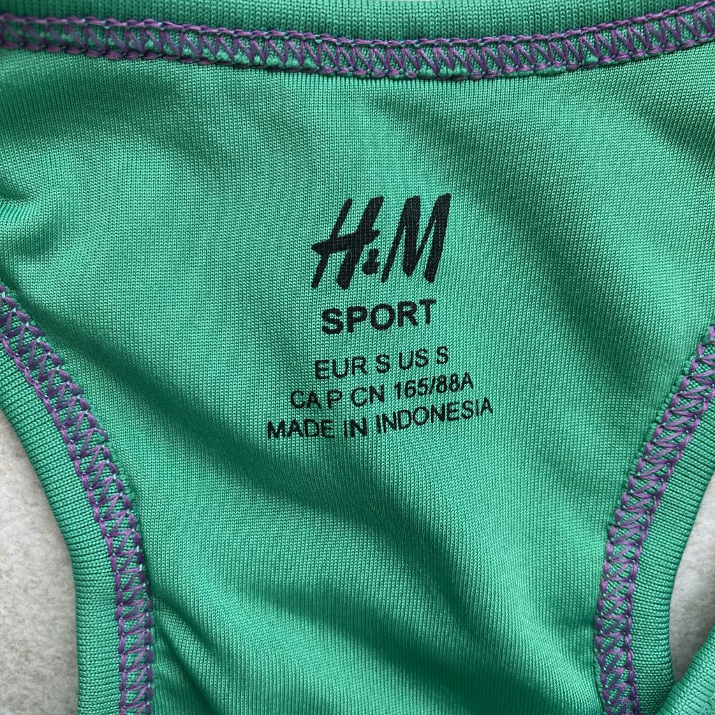 2 bunte Sport-BHs (ohne Einlagen/Verstärkungen) von H&M. Wurden nur wenig getragen und weisen daher nur kleine Gebrauchsspuren auf.
