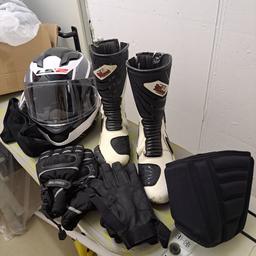 Motorraddress mit Helm, Stiefel, Handschuhe, Nierengurt.