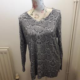 Ladies snake style stretch top never worn