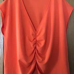 This is a brand new and unworn, lovely orange summer top with v neckline and gathering detail, a great wardrobe addition for the summer.

Zara size L

Pick up from OL9/North Chadderton area of Oldham

Any questions please ask 😊