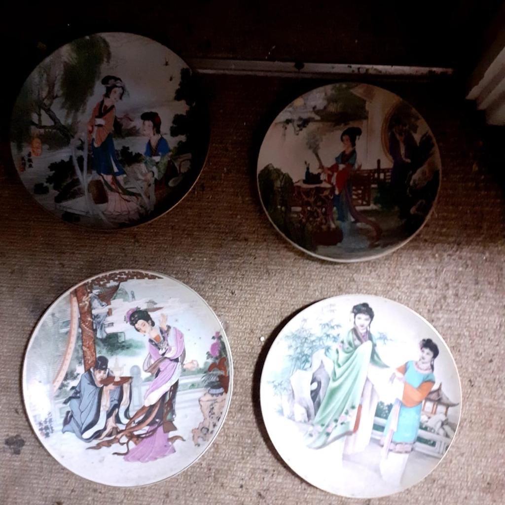 These r sum Original collectables Plates which r a set of x4. There's no chips or marks there in perfect condition.