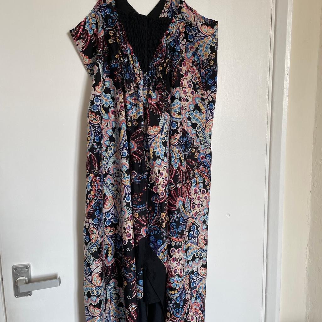 Primark Atmosphere Ladies dress - size 16

Tiny hole at bottom of dress as seen in picture - not noticeable once on!!

Collection from Hythe CT21