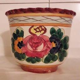 Verkaufe rustikalen Keramik-Blumenübertopf, handbemalt, Top-Zustand, 20 cm Durchmesser und 17 cm hoch.
