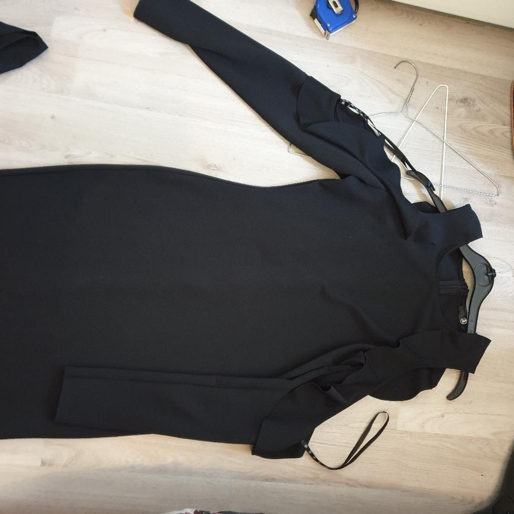 Sexy #missguided long sleeve cold shoulder bodycon dress

Size: uk 12 (better suited to size 10-12)
Colour: Black

Condition: #likenew only worn once and still look great