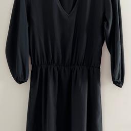 - schwarzes, kurzes, leichtes Sommerkleid von H&M
- Gr. 36, passt aber auch einer 38
- nur ein Mal getragen
- mit 3/4-Ärmel
- das Kleid hat einen Unterrock
- mit Gummizug an den Ärmel und an der Taille
- mit V-Ausschnitt

Abzuholen in Leverkusen-Manfort, bei Versand kommt noch Porto hinzu.