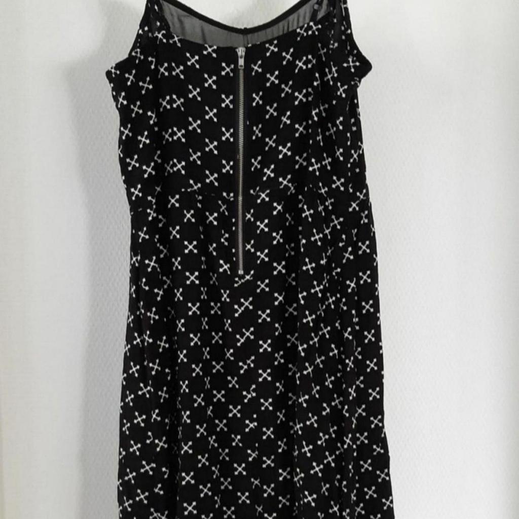 Kleid befindet sich in einem sehr guten Zustand. Von H&M in Gr.38. Mit Reißverschluss.

Privatverkauf, keine Rücknahme oder Garantie