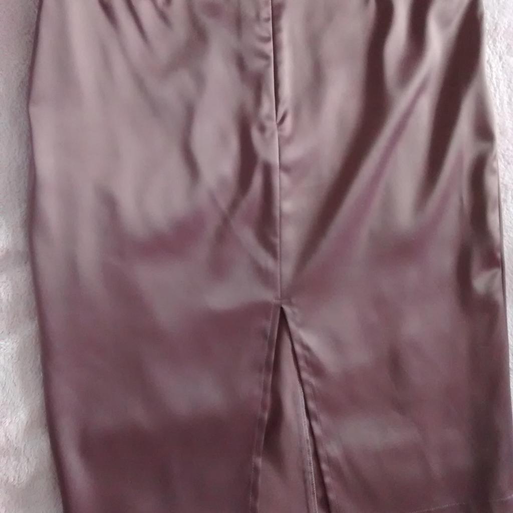 Summers here....Tags off as event cancelled....
2 piece midi skirt & corset top Bustier Strapless zip back satin fabric. dusty pink with trim.
have shoes sandals bag to match
see listing.
can do a discount if all taken. postage should cover bulk buy.
This is new ...Bought Never Worn. Wedding 💑 Party🥳 Christmas outfit pretty easy 2 piece suit. I'm prom ready too
Limited Edition Beautiful 2 piece Boned 1/2 lined Bustier and tailored Skirt.
With Elastane/lycra stretch for better fitting. shirt just past knee= standard length