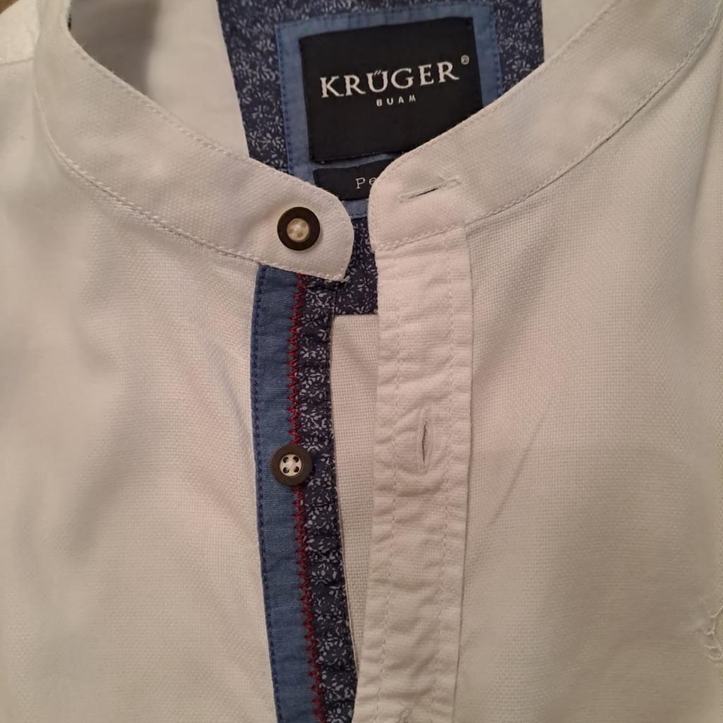 Verkaufe neues Trachtenhemd der Marke Krüger in der Größe 41/42 aufgrund eines Fehlkauf! Hemd is weit und groß geschnitten (eher eine Nummer größer) . Hemd wurde noch nie getragen.