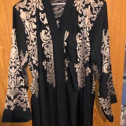 Gold and black abaya
Made in UAE
Size 54 height : 5 2” - 5 4”
Gold embroidery on all the front and back as well as arms
Selling due to getting the wrong size

Message for more info x