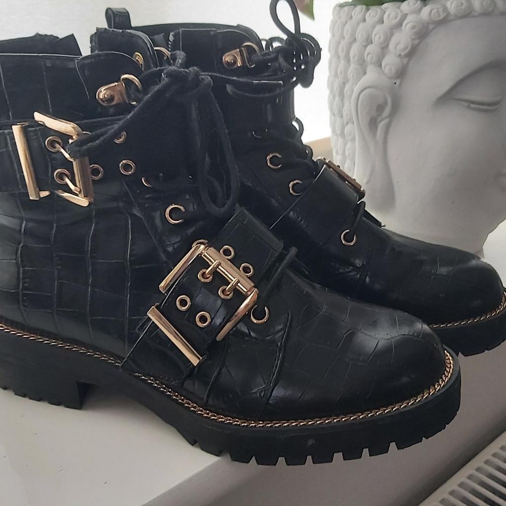 I've only worn these a handful of times, fav condition, croc pattern boots with gold hardware. They have a lace up front and also a zipper at the side

I can post for an extra £4.80 with Royal Mail, alternatively..

Collection is from Tamworth. I accept cash on collection or PayPal family & friends 🙂