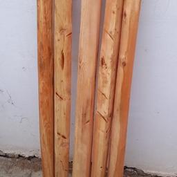 1,5 m lange Zaunpfähle aus witterungsbeständigem Lärchenholz.