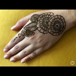 Experienced mehndi artist, all sorts of occasions including eid, weddings, parties. 
Able to travel depending on location 

(Price dependent on design)