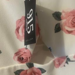 Girls dress from New Look BNWT

White with pink floral design and small cut out detail to the front

Perfect for summer time etc

Age 13yrs

Collection Only OL12