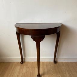 An antique, Demilune table, with Queen Anne style legs.
In solid/sturdy condition, with some age related marks.
Measuring: 69cm wide, 39.5cm deep, 72cm high.