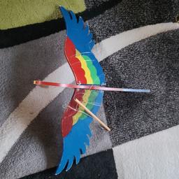 Holz Spielzeug Papagei
Gebraucht siehe Fotos
Ideal zum hängen ueber das Baby bett