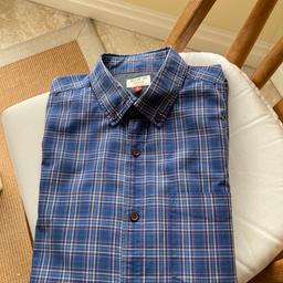 Mens Next Shirt .
Excellent condition .
Size L - Chest 46” Length 29”
100 % cotton .
Button down collar . Breast pocket .
Blue check .
No damage - no missing buttons .
No stains - clean - been laundered.
Immaculate , perfect condition.