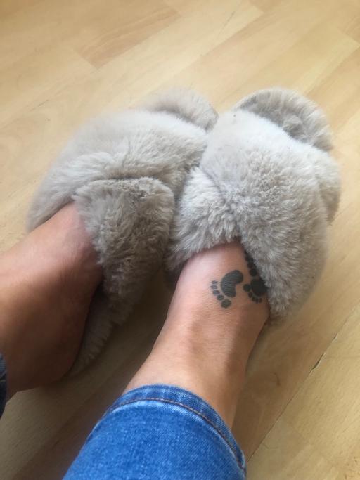 Buy & Sell West Midlands Wolverhampton - Photos for SLIPPERS (WELL WORN ) SIZE 5