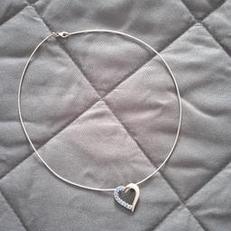 Wunderschöne Halskette aus Silber mit einem Silbernen Herz das mit blauen Swarovski Steinen besetzt ist. Keine Mängel oder Beschädigungen