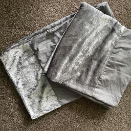 Grey with velvet panel double bedding set with 2xpillow cases 
Matching small double headboard only £10 
Good condition 
Please look at my other listing