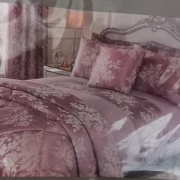 bedding set in kingsize whats on pic on packet that's what's there not needed anymore has you can see its not silver its more lilac colour...