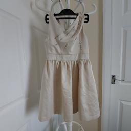 Dress Baker by "Ted Baker"

Cream Colour

Good Condition

Actual size: cm

Length: 67 cm from shoulders front

Length: 65 cm from shoulders back

Length: 50 cm from armpit side

Shoulder width: 27 cm

Volume hands: 35 cm

Breast volume: 63 cm – 64 cm

Volume waist: 58 cm – 59 cm

Volume hips: 80 cm – 82 cm

Length: 26 cm from shoulders before to waist

Length: 9 cm from armpit side before to waist

Belt width: 4 cm

Age: 8 Years (UK)

Height: 50 ½ (UK) Eur 128 cm

Shell: 100 % Polyester

Lining: 100 % Polyester

Excluding Decorative Trim

Made in China

Price £ 20.90