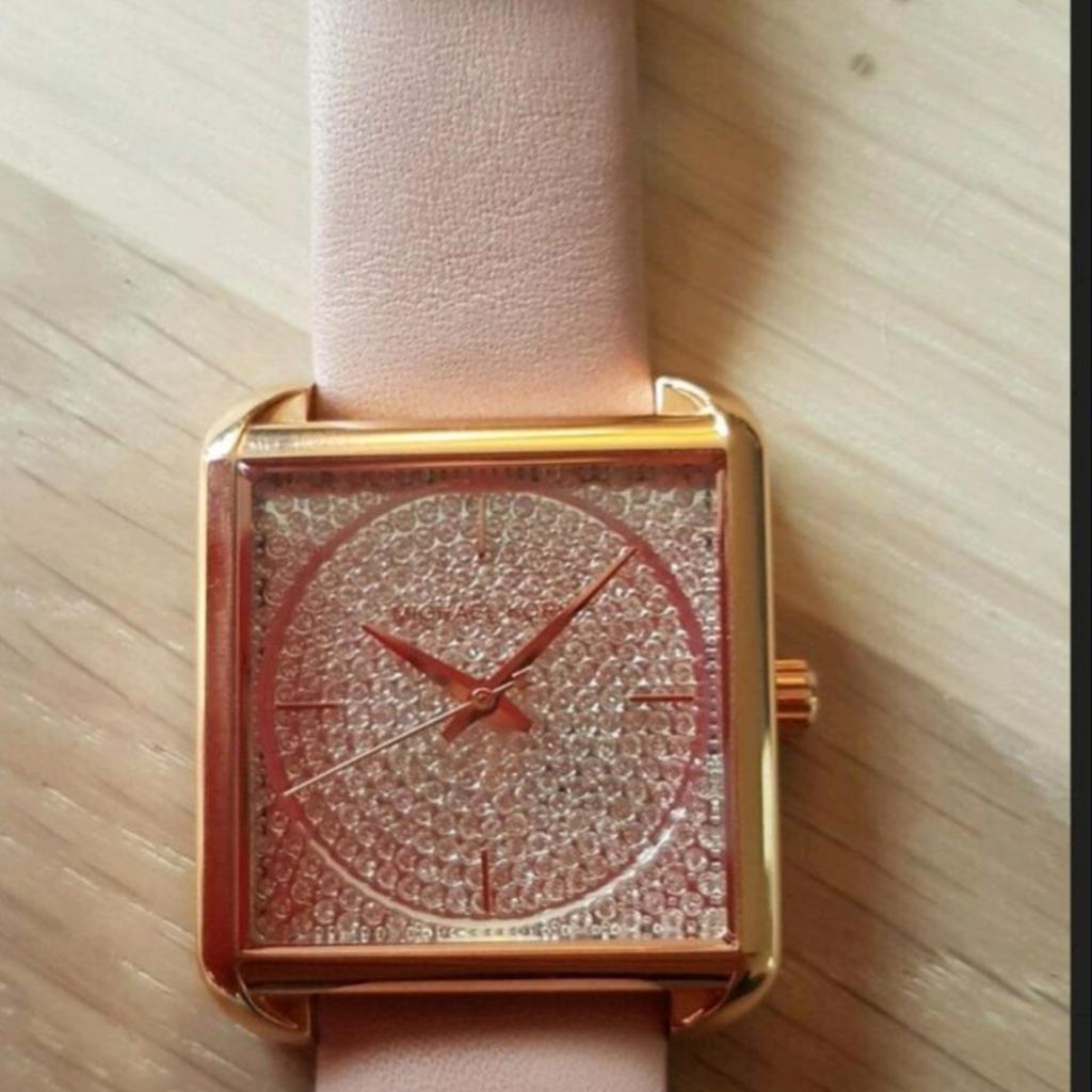 Schöne Michael Kors Uhr
Rosafarbenes Lederarmband Gehäuse rose goldfarben.
Die Uhr wurde nur einmal getragen und ist daher wie neu.
Gerne abholen in Walsrode.