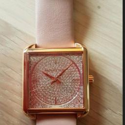 Schöne Michael Kors Uhr
Rosafarbenes Lederarmband Gehäuse rose goldfarben.
Die Uhr wurde nur einmal getragen und ist daher wie neu.
Gerne abholen in Walsrode.