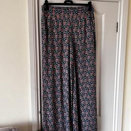 Super soft cotton lounge bottoms.easy iron fabric.elasticated waistband at the back.2 side pockets.pretty blue colour with pink print.size 10.length 103 cm.from F&F in very good condition