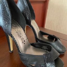 Peep toe heels
Snake skin detail mix with black leather
Few nicks in leather polish will cover
Size 4