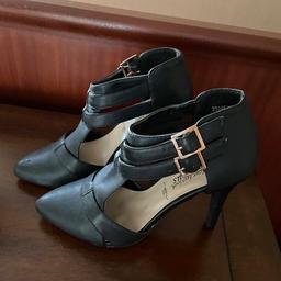Pointed toe
Buckle ankle strap detail
Size 4
New Look