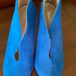 Electric blue
Boohoo
Size 4
Never worn
Foot exposure on top
