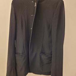 Verkaufe eine kaum getragene Jacke der Marke Emporio Armani, da sie mir leider etwas zu klein ist.
Größe: 48
Versand: 5€ (Kombiversand möglich)
Selbstabholung möglich