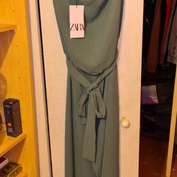 Zara khaki jumpsuit
size M will fit UK size 8 or 10
RRP £32.99