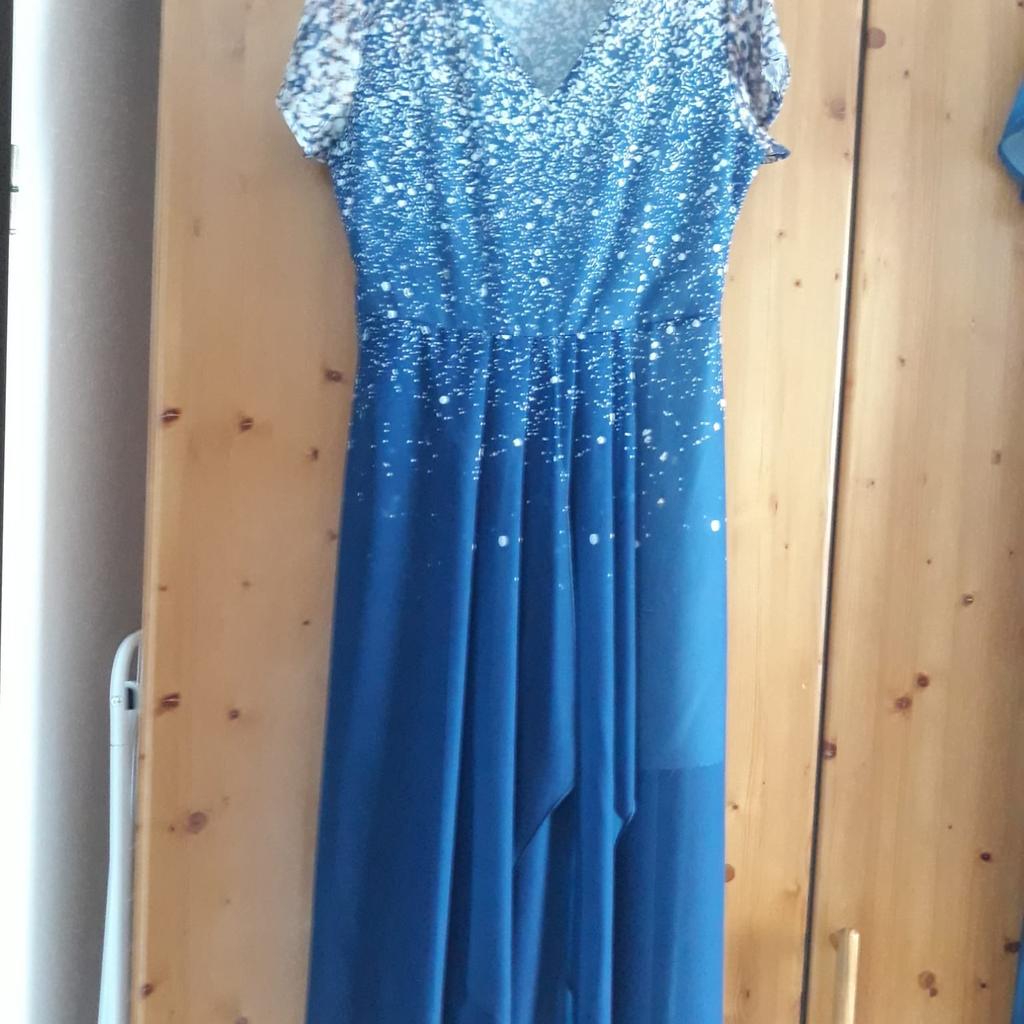 Hallo,
ich verkaufe ein Cocktailkleid in blau in Größe 38 (M).
Es ist neu und ungetragen.
Der Preis ist verhandelbar und bei Versand kommen die Kosten noch dazu.
Keine Rücknahme/Garantie.
Lg Katharina