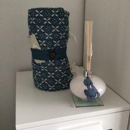Brand new teal throw with tassels
Size 130cm x 170cm
Blue & white glass diffuser with reeds
COLLECTION ONLY from LS26