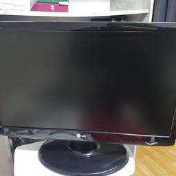 Verkaufe einen Computerbildschirm der Marke LG. Bilddiagonale 60 cm, 28 zoll. Mit Wandhalterrung, die entfernt werden kann.
Nur Selbstabholer.