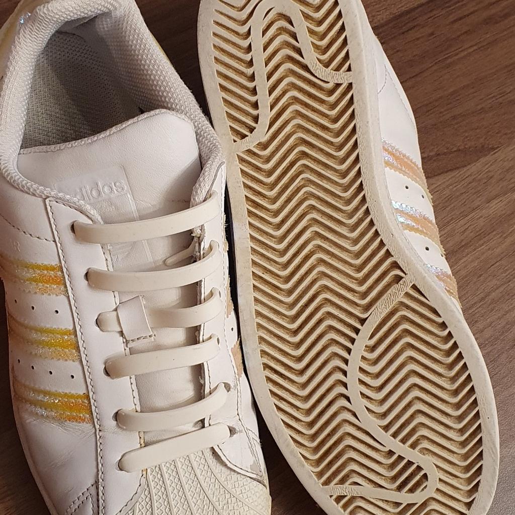 Verkaufe Kindersneakers adidas Modell Superstar, Gr.38, Weiß, mit elastischen Schnürsenkel.
Die Schuhe sind oft getragen worden und in dementsprechenden aber unbeschädigten Zustand.
Selbstabholung und Versand (5 Euro).