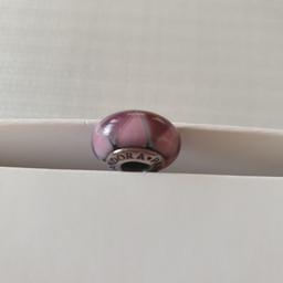 Pandora Charm Silber 925/- Murano Glas Triangel in der Farbe lila
Selbstabholer oder kann gegen Aufpreis versendet werden 
Privatverkauf - keine Garantie/Gewährleistung oder Rücknahme 
Rauch und Tierfreier Haushalt